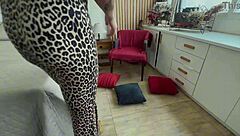 Dona de casa safada mama o pau enquanto corno trabalha