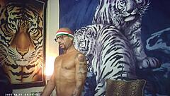 wanna watch maxxx loadz the muscular italian pornstar stroke backstage with the machine motion fucking toy?