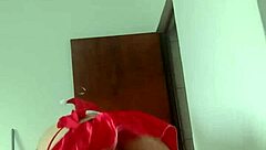 Mamãe Noel Safada Exibe Buceta Para Ganhar Peru Gostoso!