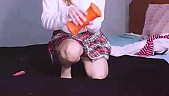 Bonneyuwu shows off her sexy feet in miniskirt