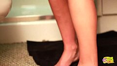 ohh these lesbian ballerinas lickin feet i luv it!