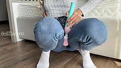 Stepmom squirts cum in her tight wet leggings massage