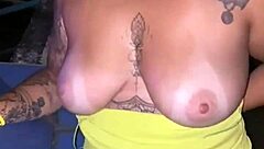 ruivinha safada chupando marido na balada