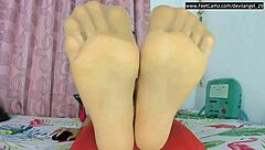 Colombiana's bare feet seduction in natural light
