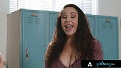 All-natural MILF Jewell Marceau feeds shaved pussy to PAWG Freya Parker