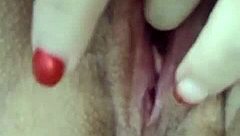 Dedos profundos en su vagina jugosa