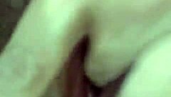 Dedos profundos en su vagina jugosa