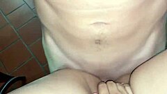 ¡Follo a esta latina teen en lencería hasta correrme!