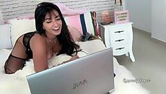 Holy shit, Emanuelly Raquel cums hard on Hitachi watching porn!