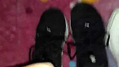 corrrida en tenis con pies calientes y semen everywhere