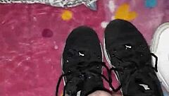 corrrida en tenis con pies calientes y semen everywhere
