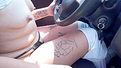 La chica taxista se desnuda durante el viaje