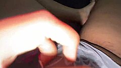 Señorita virgen masturbándose en casa de padres