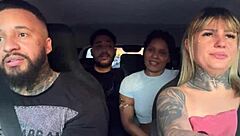 Casal de passageiros pega uber e descobre que somos atores porno e falam que querem virar tbm e come�am a maior putaria dentro do carro e chupando muito