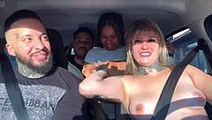 Casal de passageiros pega uber e descobre que somos atores porno e falam que querem virar tbm e come�am a maior putaria dentro do carro e chupando muito