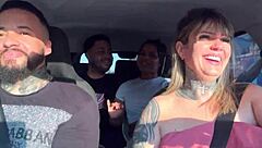 Casal de passageiros pega uber e descobre que somos atores porno e falam que querem virar tbm e come�am a maior putaria dentro do carro e chupando muito