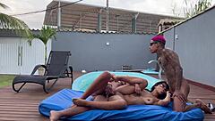 Meus amigos me levaram para casa de praia para tomar banho de piscina a �nica coisa q eu tomei foi pica