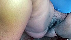 Barbeiro de buceta vizinho depilando a bucetinha da gordinha casada enquanto o marido da no trabalho