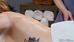 my friend masseuse gave me an oil massage and pussy licking