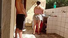 Flagrei minha enteada lavando roupa de shorts fiquei excitado e gostei da buceta super gostosa dela