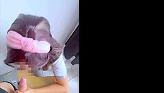 Colegiala en la escuela se la chupa a compa�ero sentada en la banca de un salon la detonan de perrito en el salon de clases