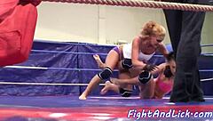 בחורות לסביות מתאבקות ומלקקות כוס בזירה