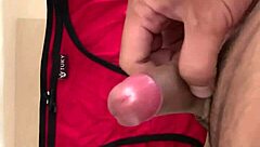 bắn tinh lên quần lót tuky