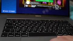 comendo a irma mexendo no computador