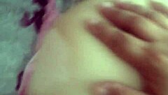 Skini le sacan los pantalones en una fiesta latina