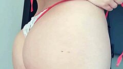 loira vagabunda se exibe de toalha na janela