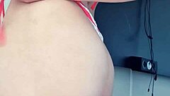 loira vagabunda se exibe de toalha na janela