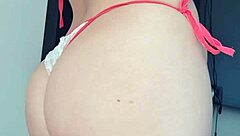 loira vagabunda se exibe de toalha na janela