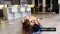 Gorąca latynoska 18+ Bambino, uwielbia to, dosiada kutasa kuzyna!