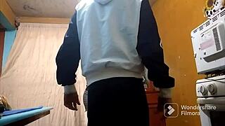 Pozriem, ako tá pekná baba hlboko hrdlom nasáva môj kurac v POV, potom si roztiahne pičku na drbnutie