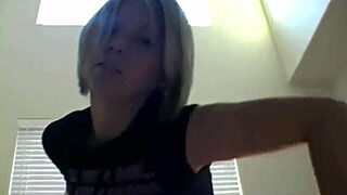 ペイジのセクシー金髪巨乳がバックステージダンスオーガズムで揺れる