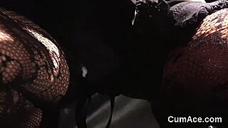 Foxy Hottie schluckt jeden Tropfen Sperma nach Facial