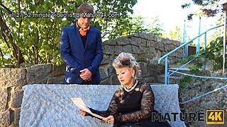 Jaz sem zvezana blondka punčka, zamašena in tepena. Globoko grlo dušenje v nedolžni BDSM sceni.