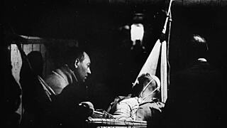 Крайний крупный план оргазма миниатюрной 18+