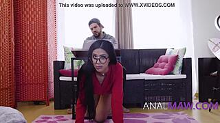 زوجة أب مغامرة كريسماس شرجية في ثقبها الضيق