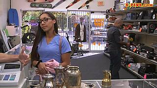 สาวสมัครเล่นดูดและเย็ดหีใหญ่ที่ร้านจำนำ