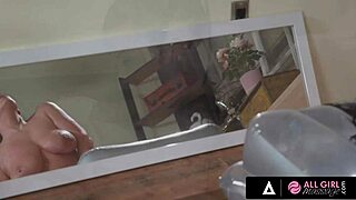 אנג'לה ווייט מתגרה בציצים גדולים בעיסוי לקוח לוהט