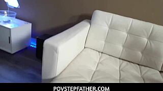 интензивно дълбоко гърло навън с огромен кур води до близък кадър на еякулация