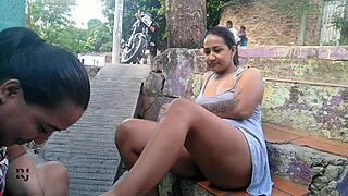 מניקוריסטית קולומביאנית מתחממת ומסיימת באכילת כוס בציבור