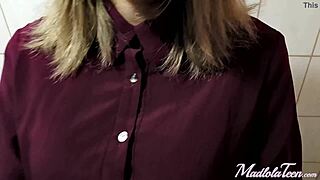 18+ brunetka deepthroatuje kohút na verejnej toalete