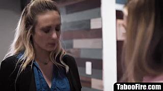 Mlada dadilja kažnjena žestoko od ljutog šefa sa dubokim grlom u tabu susretu