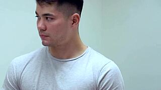 FalconStudios'tan Devin Franco banyoda yoğun oral yapıyor, ardından derin kıç yalama ve rimjob