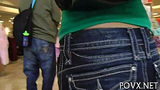 Zvodná tínedžerka s malými cicmi v súťaži v orálnom sexe