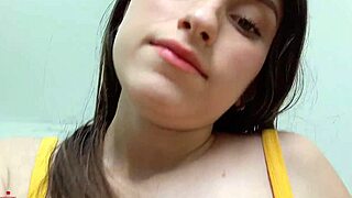 Belle-sœur chaude fait semblant pour réparer les ongles, me pelote, finit en baise dure