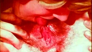 Mon threesome bisexuel vintage caché éveille la curiosité