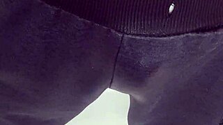 Gaste85 хваната как пикае в банята пред камерата